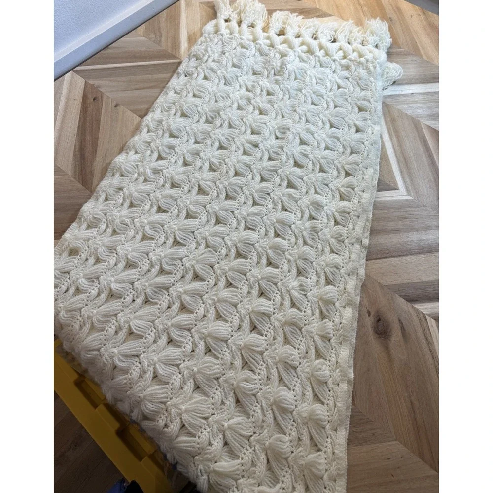 Gorgeous VTG HandKnit XLG Cream Scarf / Shawl c1970s Indie Boho Granny WMNS 70